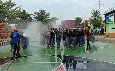 Basah Kuyup Penuh Tawa, Kelas XII SMA 10 Batanghari Abadikan Momen Terakhir