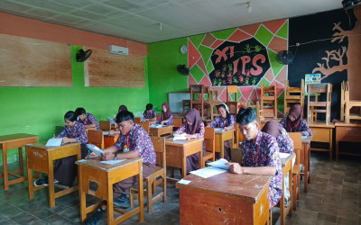 Siswa Kelas XII SMA Negeri 10 Batanghari Laksanakan UAS April 2026