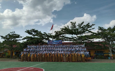 Senyum dan Kebersamaan Warnai Foto Kenangan Angkatan ke-18 SMA 10